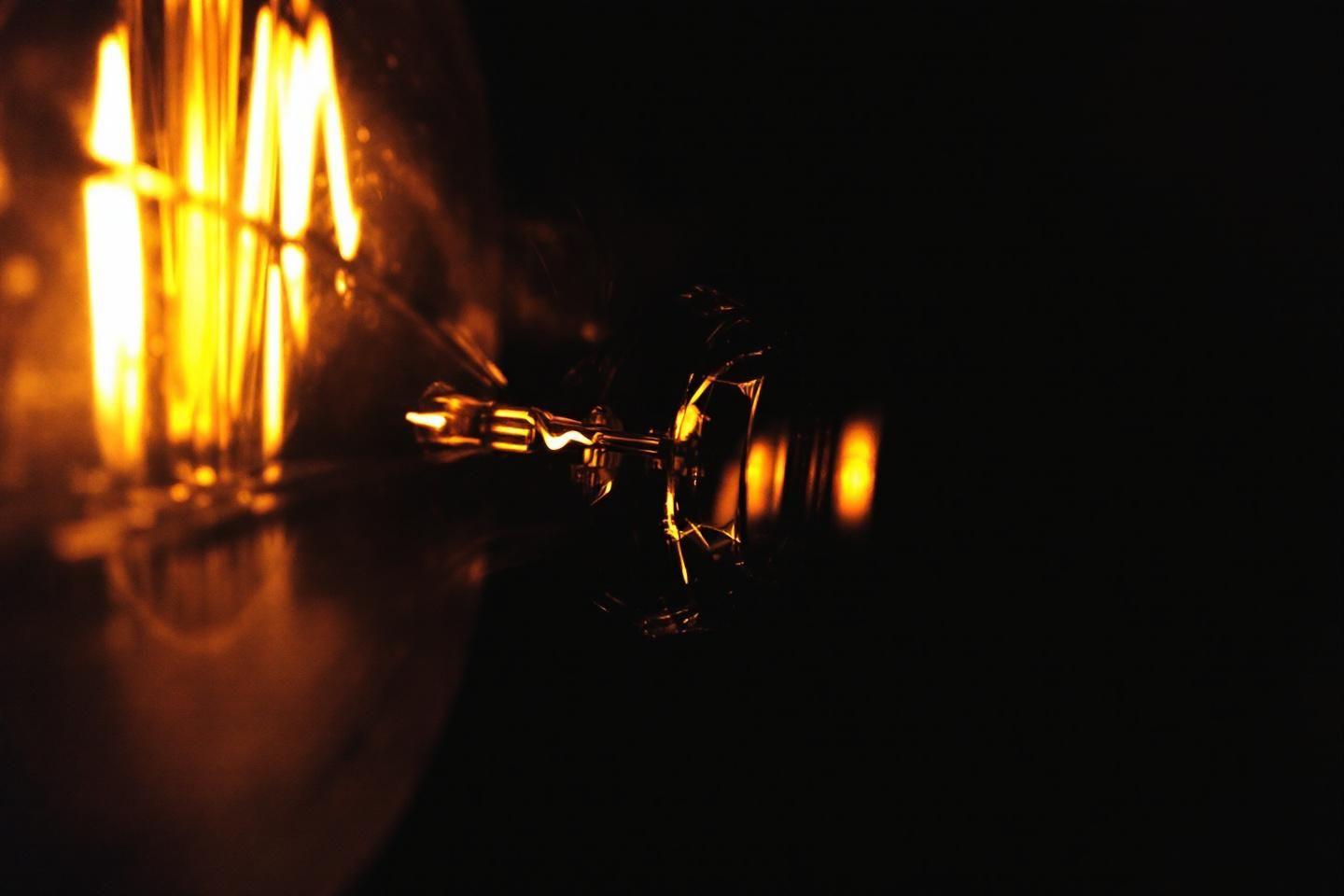 Lumière qui s'allume seule : causes et solutions efficaces