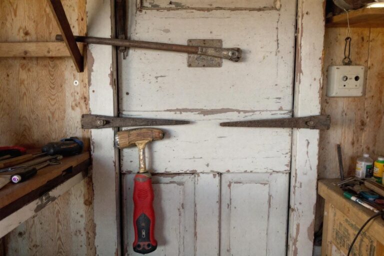 Isoler une vieille porte d'entrée en bois : guide complet