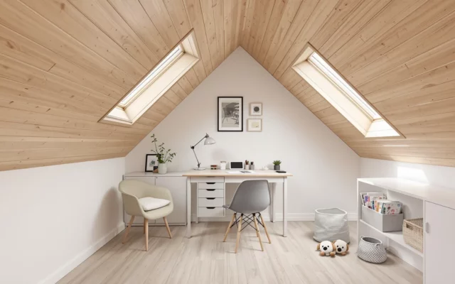 Combles aménagés en bureau lumineux sous une toiture en bois avec deux fenêtres de toit