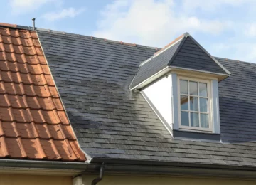 Toiture de maison avec ardoises naturelles, tuiles en terre cuite et lucarne en zinc