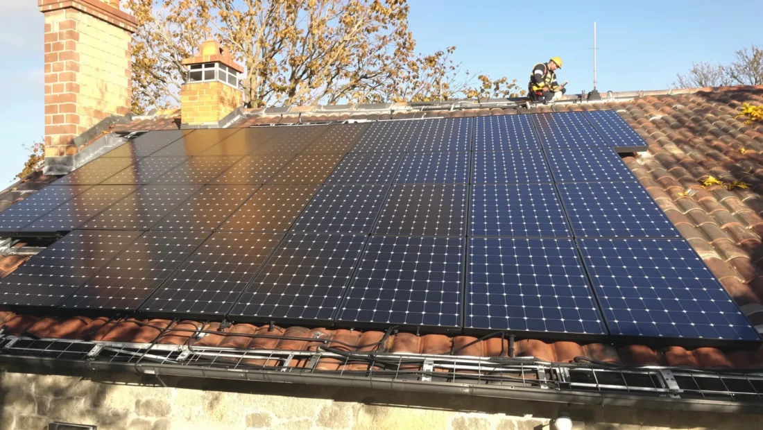 Toiture de maison équipée de panneaux solaires photovoltaïques posés par un installateur