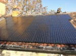 Toiture de maison équipée de panneaux solaires photovoltaïques posés par un installateur