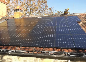 Toiture de maison équipée de panneaux solaires photovoltaïques posés par un installateur