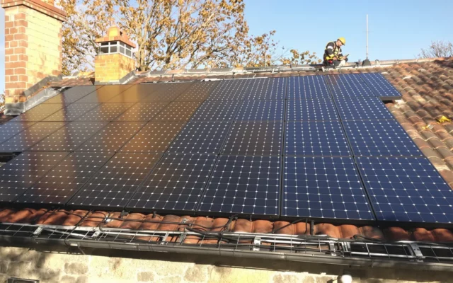 Toiture de maison équipée de panneaux solaires photovoltaïques posés par un installateur