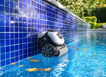Robot de piscine sans fil qui grimpe la paroi carrelée d'une piscine enterrée à l'automne