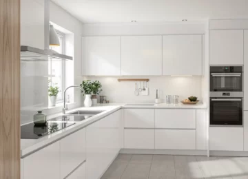 Cuisine équipée moderne aux façades blanches et chêne clair avec plan de travail en quartz