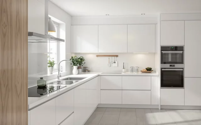 Cuisine équipée moderne aux façades blanches et chêne clair avec plan de travail en quartz